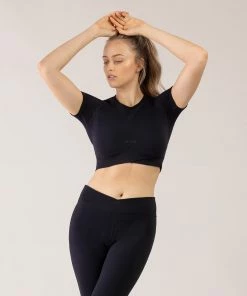 Outlet 💯 BLOCHSTORE-US BLOCHeverhold Cross Over Tee Graphite 💯 -Bloch Active Collection Shop ZCO2100 GPH TCO2100 GPH M 6737